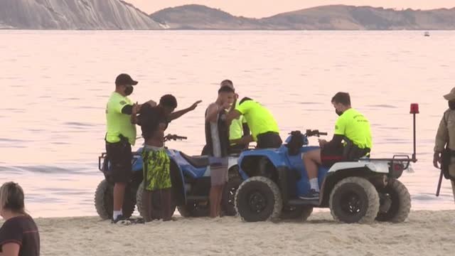 Desalojan la playa de Copacabana en Río de Janeiro por el aumento de casos de COVID-19