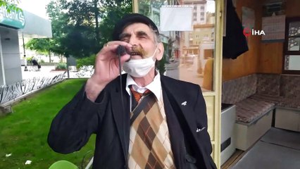 Eline aldığı hoparlör ile mahalle mahalle dolaşıp konser veriyor