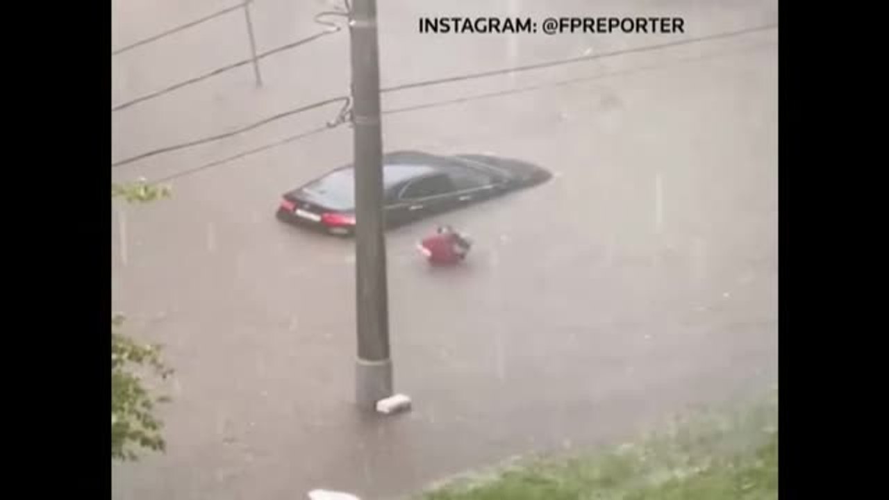 La lluvia y el granizo, dan la bienvenida al verano en Moscú