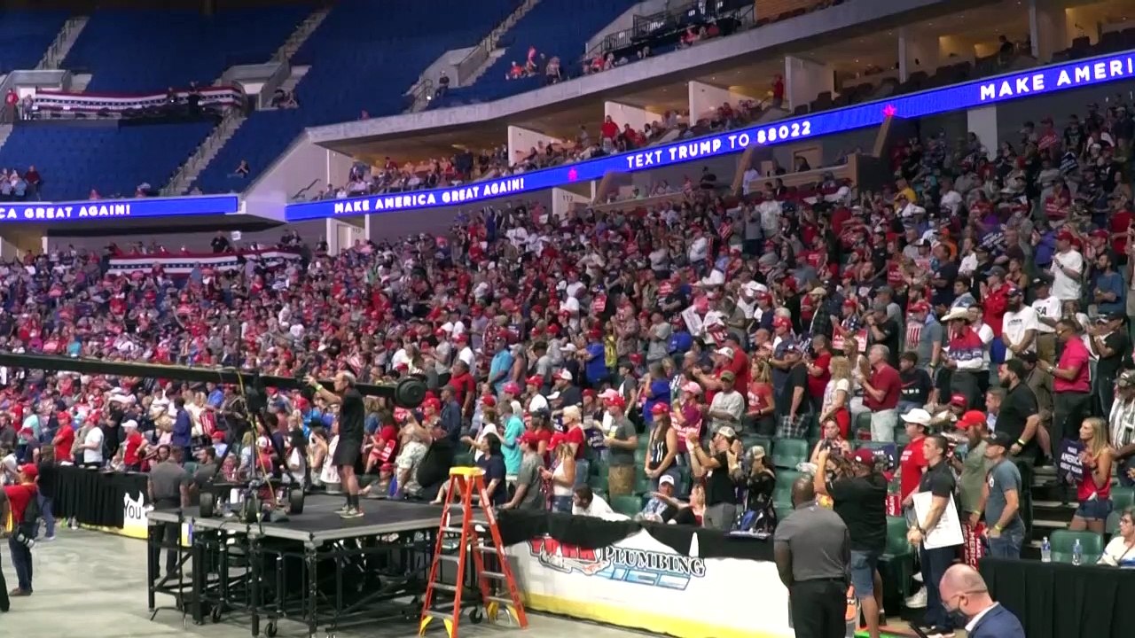 Trump blickt bei erstem Wahlkampfauftritt seit der Corona-Pause auf leere Ränge