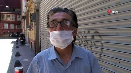 Arkadaşının omzuna basarak eve çıktı, yaşlı kadın uyanınca pencereden kaçtı