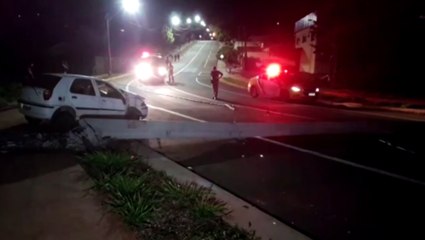 Homem foge ao bater carro e derrubar poste, no Cancelli