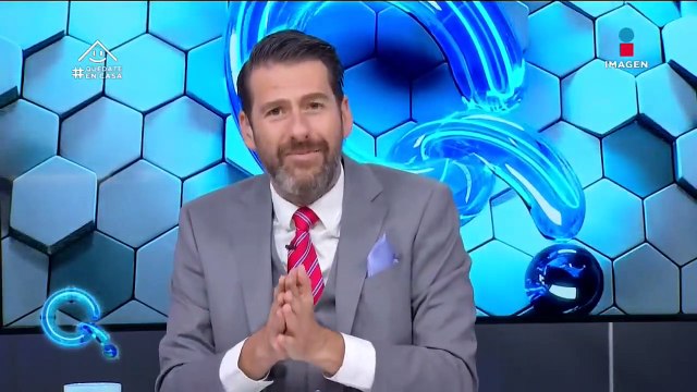 Joven entra a cuarto de motel con dos amantes