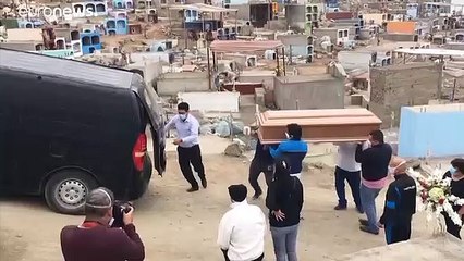 Sixième pays le plus touché par le coronavirus dans le monde, le Pérou pleure ses morts