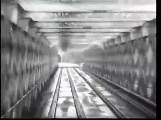 Passage d’un tunnel en chemin de fer pris de l’avant de la locomotive (Paso de un túnel ferroviario tomado desde el frente de la locomotora) [1897]