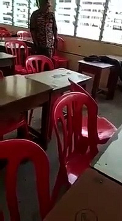 Cet énorme serpent était caché dans la classe à l'école !