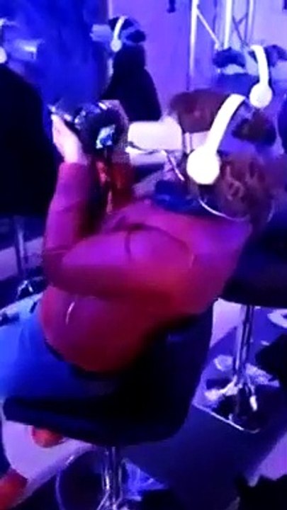 Elle prend des photos.. de ce qu'elle voit dans son casque de VR !