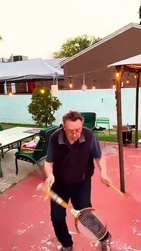 Jongles : il fait voler une raquette de tennis sur place !