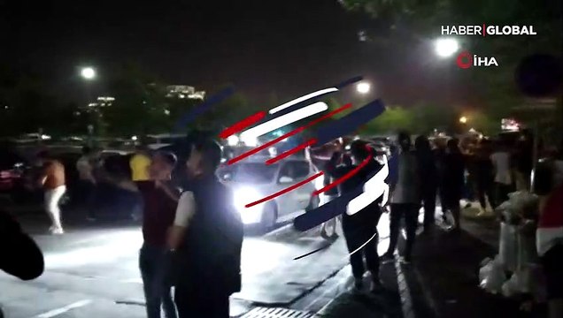 Görüntüler dün gece çekildi... Yolu kapatan yaklaşık 100 genç 'pes' dedirtti!