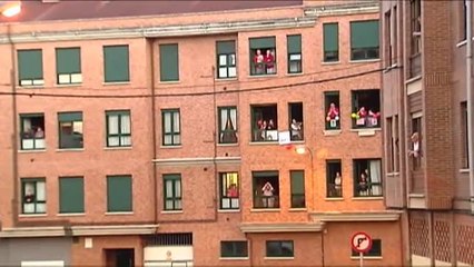 Noreña se vuelca con un policía local que animó el confinamiento junto a Pikachu