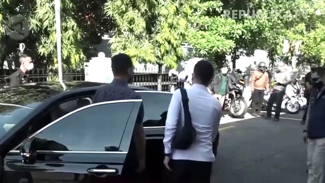 Petugas medis dari Biddokkes Polda Jawa Barat mengambil sampel darah seorang wajib pajak saat rapid test Covid-19 secara drive thru di Kantor Samsat Soekarno Hatta Bandung, Jalan Soekarno Hatta, Kota Bandung.
