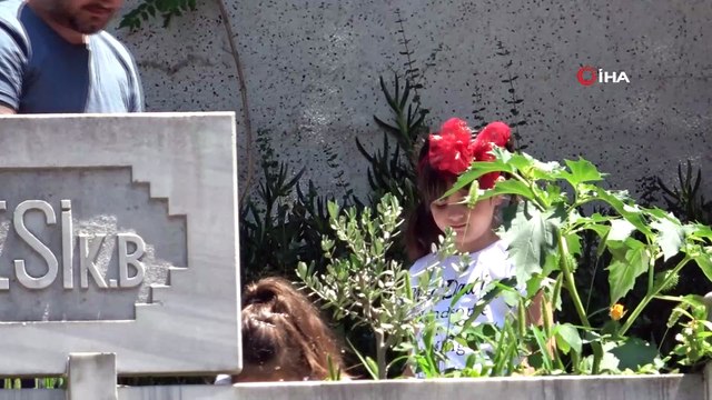 Koronodan ölen profesörün oğlundan Babalar Günü'nde babasının fularına son dokunuş