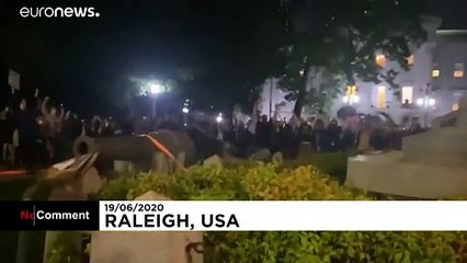 شاهد: المتظاهرون الأمريكيون يسقطون المزيد من تماثيل شخصيات ارتبط اسمها بالعبودية