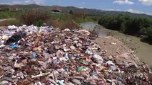 Ora News - ''Bomba'' ekologjike buzë Shkumbinit, ende pa zgjidhje menaxhimi i mbetjeve në Rrogozhinë
