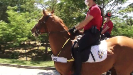 Atlı polislerden korona virüs denetimi