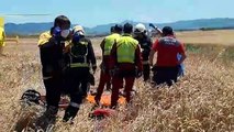 Atención de los servicios de emergencia a los dos heridos tras un aterrizaje de emergencia de una avioneta en Aibar