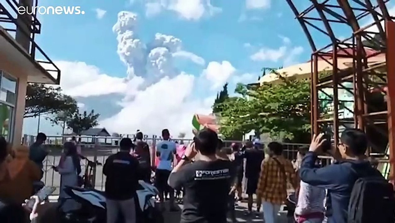 Java: vulkan merapi spuckt asche und gas
