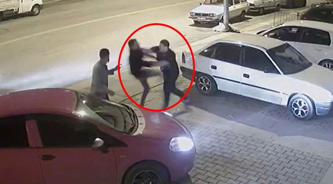 Yanlış adama çattılar! 30 saniyede 3 kişiyi yere serdi