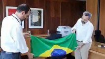 Weintraub posta vídeo dobrando bandeira do Brasil e diz que foi último ato no MEC
