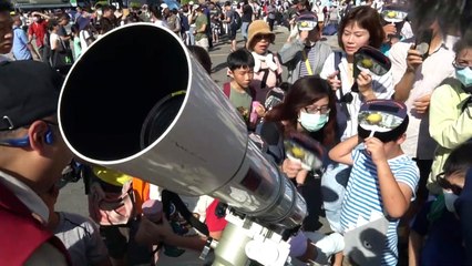 Descargar video: Ringförmige Sonnenfinsternis begeistert Afrika und Asien