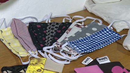 ناشطة هندية تنشئ ورشة كمامات صديقة للبيئة