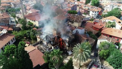 Antalya’da Kaleiçi’ndeki tarihi kerpiç bina alev alev yandı