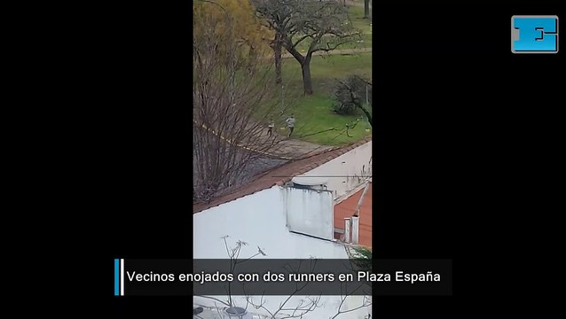 Vecinos enojados por la presencia de dos runners en Plaza España