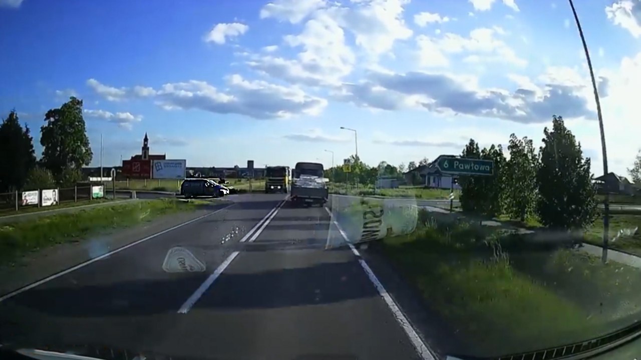Un automobiliste choisit le pire moment pour griller un stop à un croisement