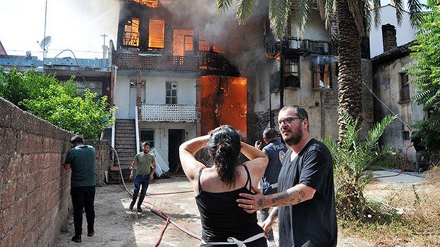 Tarihi ahşap bina alev alev yandı! İsyan ettiren iddia