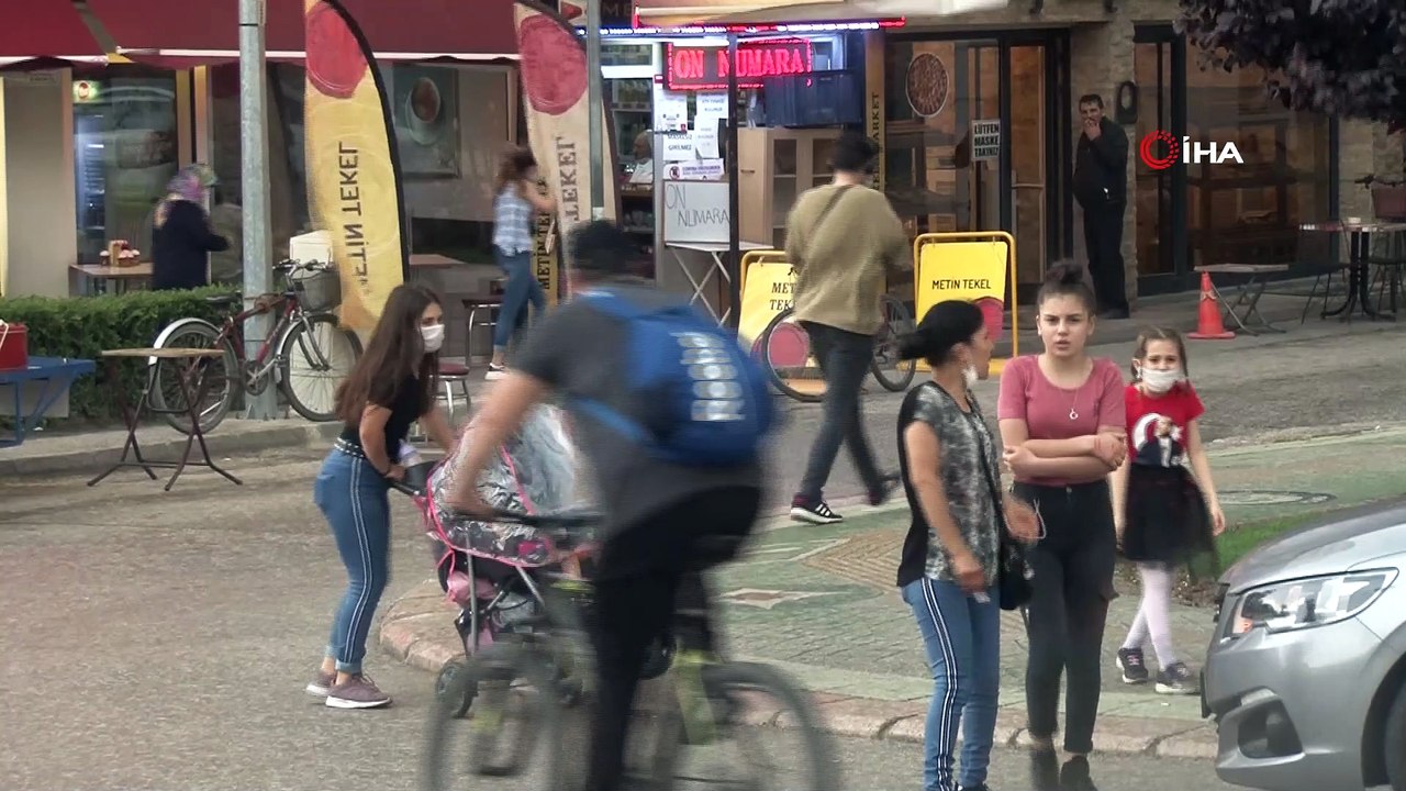 Yaz ortasında kardan adam yapıp kar topu oynadılar