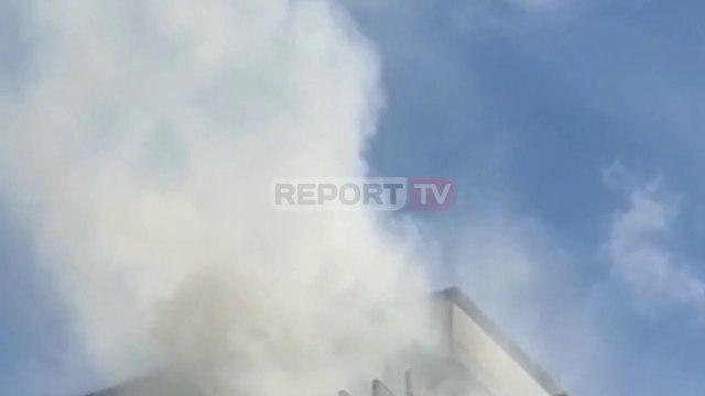 Përfshihet nga flakët kati i fundit i një banese në 'Don Bosko', zjarrfikësja në vendngjarje