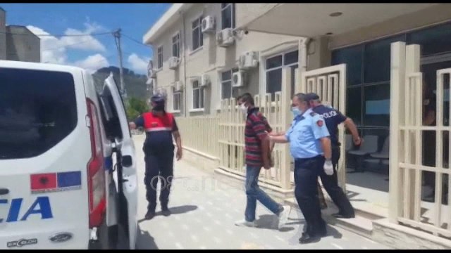 E gënjeu me ëmbëlsira dhe kumbulla, lihet në burg 48 vjeçari që abuzoi seksualisht me të miturën