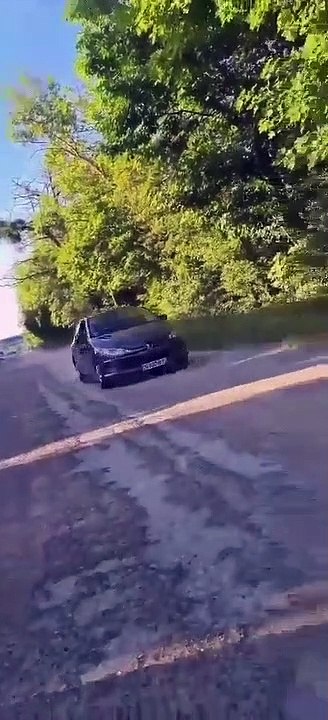 Un jeune conducteur fait un frein à main (Fail)