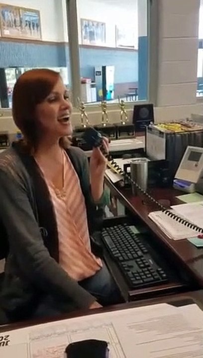 Quand c'est la réceptionniste qui doit chanter la musique d'attente