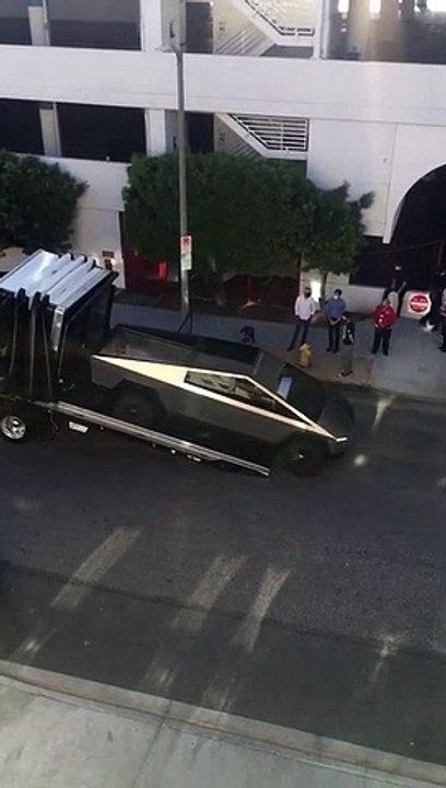 Livraison d'un Cybertruck Tesla au Los Angeles...