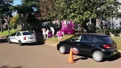 Mãe é surpreendida com "chárreata" realizada por familiares e amigos no Bairro Country