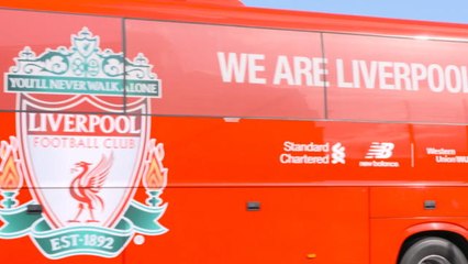 30e j. - Une poignée de supporters accueille le bus de Liverpool
