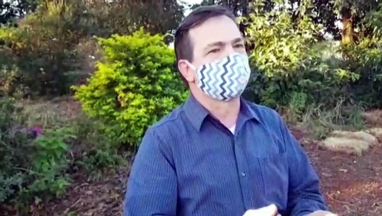 Em linda homenagem, amigos fazem abraço simbólico aos pais de Carla Priscila Chaicoski, primeira profissional da saúde vítima de Covid-19