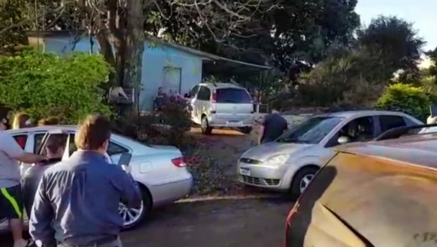 Em homenagem, amigos fazem abraço simbólico aos pais de Carla Priscila Chaicoski, vítima de Covid-19