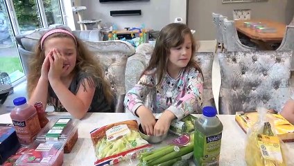 Sophia, Isabella  e Alice Tomando Suco de Vitaminas