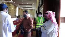 رغم ازدياد الإصابات اليومية بكورونا ... مساجد مكة تفتح أبوابها والسعودية ترفع حظر التجول