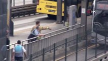 Metrobüs durağında küçük çocuğun tehlikeli oyunu, ekipleri görünce E-5'e indi
