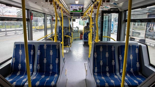 Metrobüs durağında küçük çocuğun tehlikeli oyunu