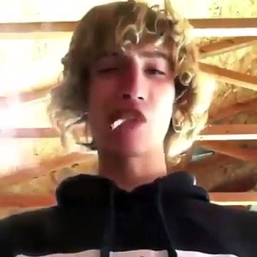 Il mange les cigarettes qu'il allume pour fumer !