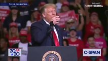 Bir bardak suyla şov yapan Trump bardağı fırlattı