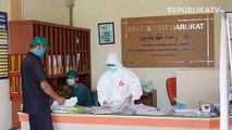 Petugas medis dari Biddokkes Polda Jawa Barat mengambil sampel darah seorang wajib pajak saat rapid test Covid-19 secara drive thru.