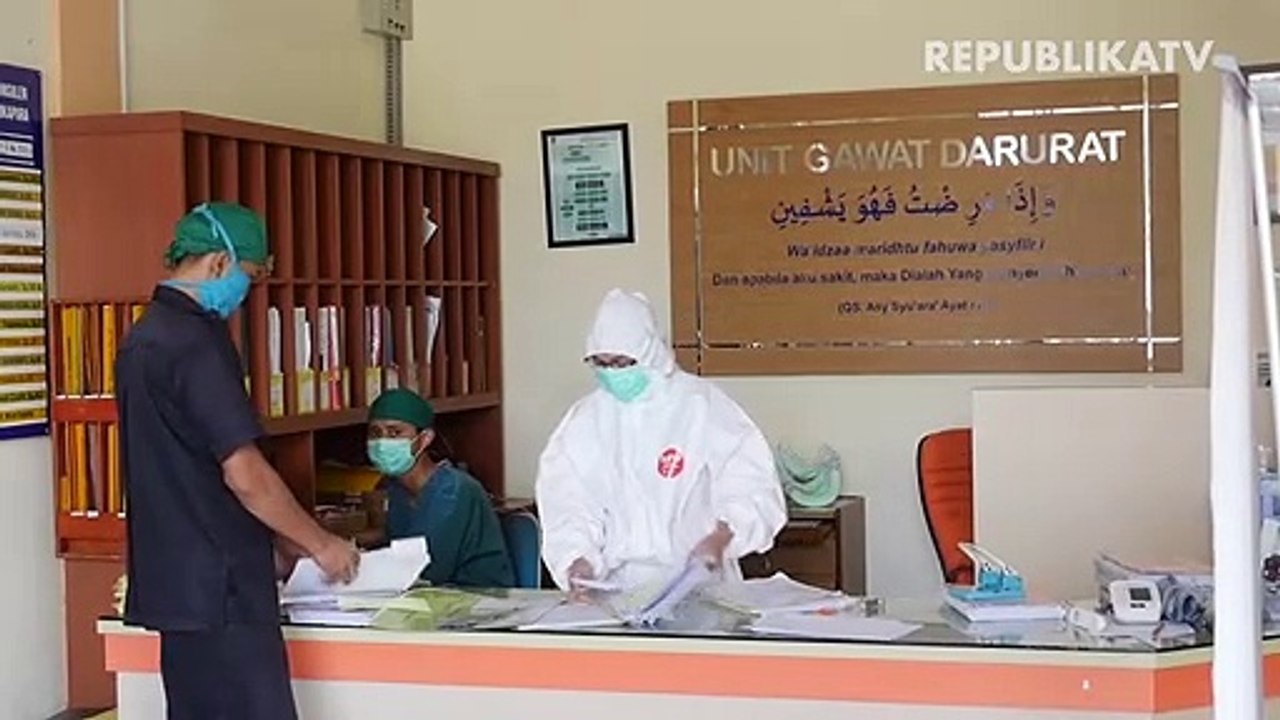 Petugas medis dari Biddokkes Polda Jawa Barat mengambil sampel darah seorang wajib pajak saat rapid test Covid-19 secara drive thru.