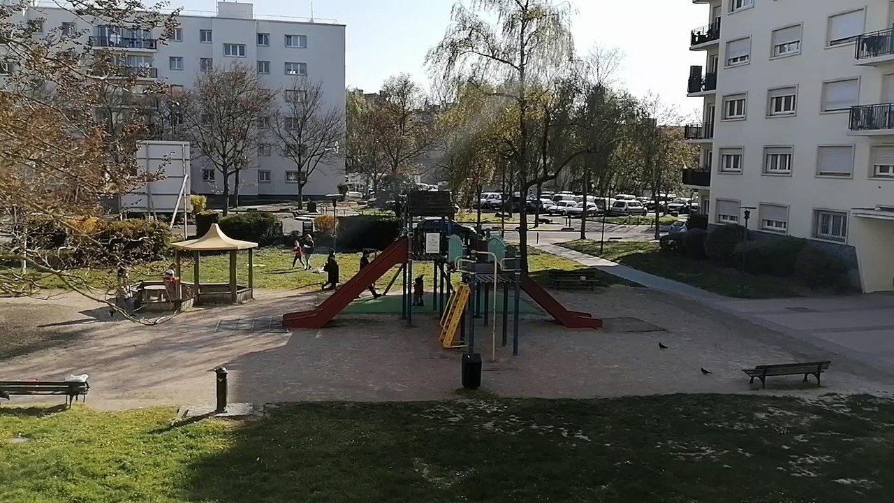 Retomber  en enfance :  Agent prenant une pause balançoire