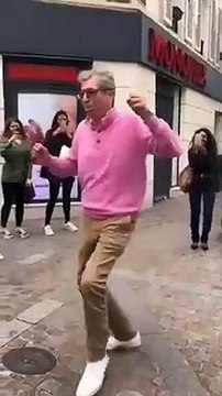Patrick Balkany danse dans la rue pendant la Fête de la musique à Levallois-Perret