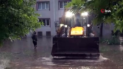 Sağanak yağışın vurduğu Kocaeli'de binalar göle dönen suyun içinde kaldı